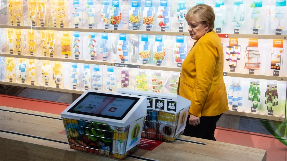 Angela im Merkel Supermarkt