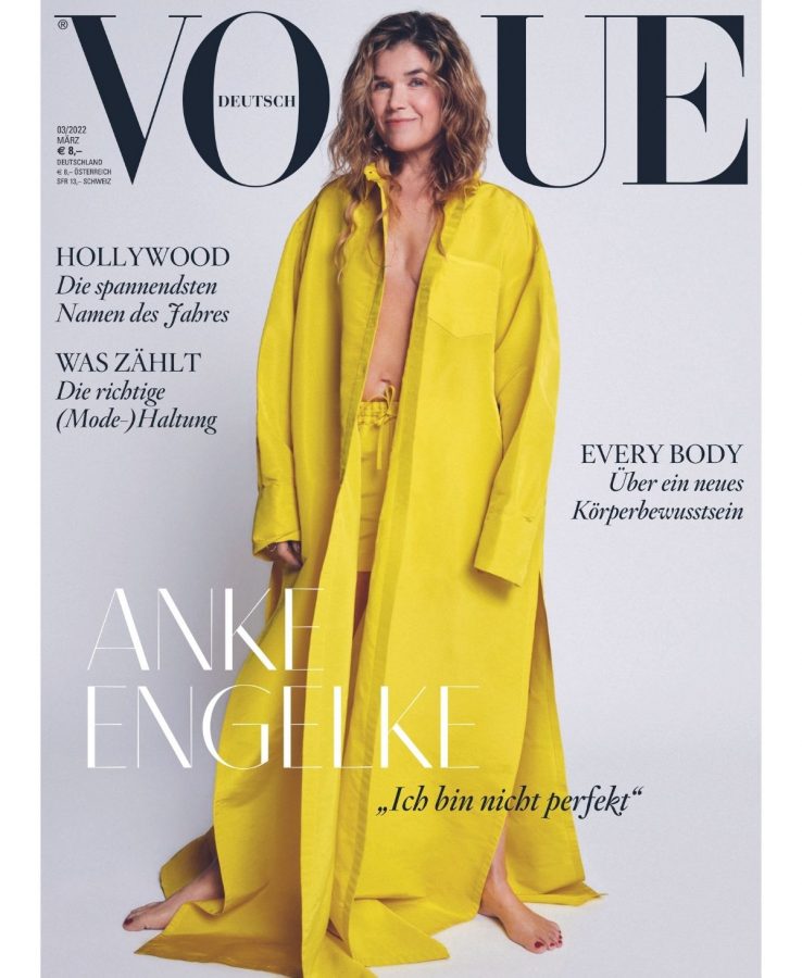 Anke Engelke im gelben Mantel auf dem Vogue Cover