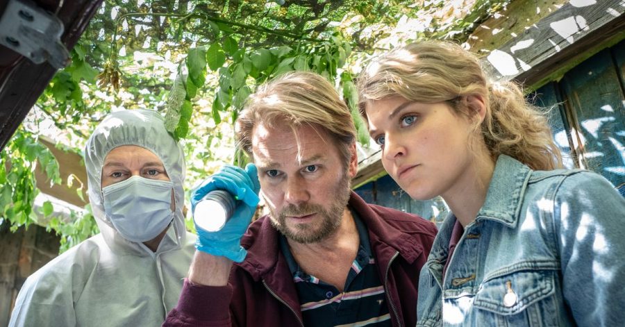 «Erzgebirgskrimi - Verhängnisvolle Recherche»: Der Kriminaltechniker Maik (Adrian Topol, l-r), Hauptkommissar Robert Winkler (Kai Scheve) und Kommissarin Karina Szabo (Lara Mandoki) finden eine Leiche.