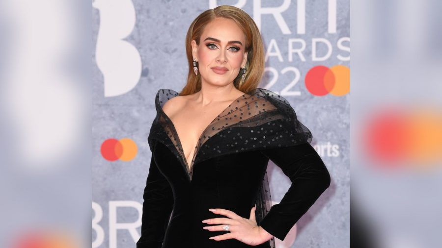 Adeles Glamour-Outfit bei den Brit Awards. (ili/spot)