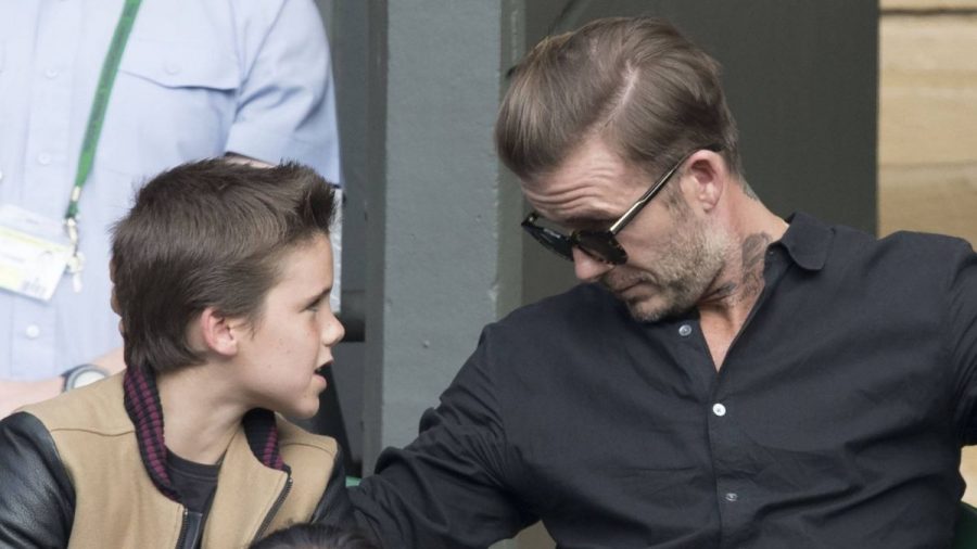 Cruz Beckham spielt seine berühmten Eltern gegeneinander aus