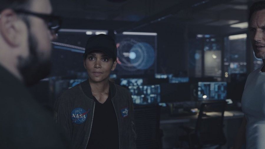 Halle Berry als stellvertretende NASA-Chefin Jo Fowler in Roland Emmerichs Katastrophenfilm "Moonfall". (ili/spot)