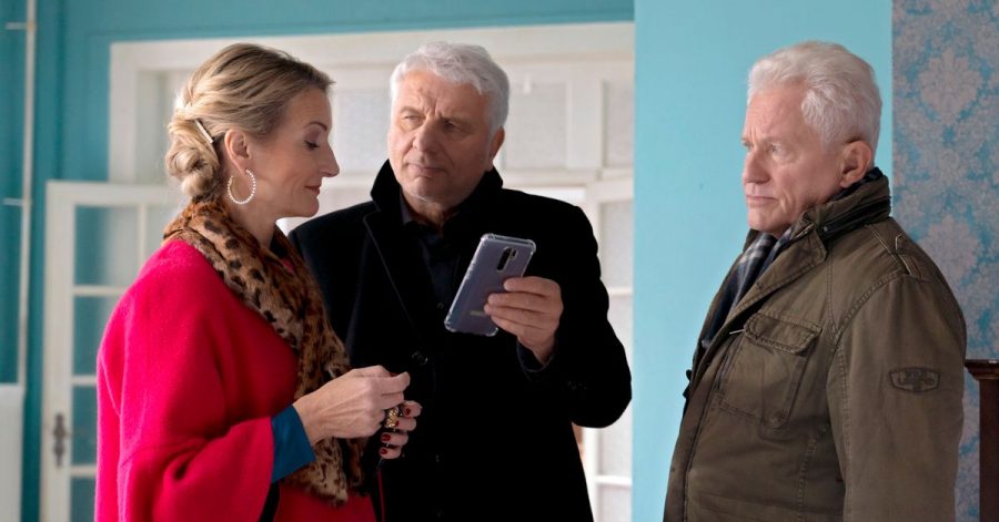 Franz Leitmayr (Udo Wachtveitl, M) und Ivo Batic (Miroslav Nemec) zeigen Anna Pollinger (Monika Gruber) ein Bild.