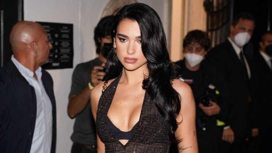 Sängerin Dua Lipa bei einem Event auf dem roten Teppich