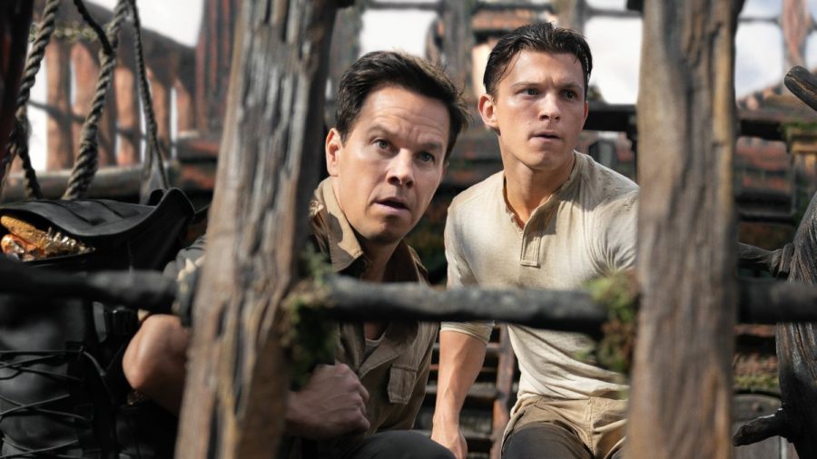 Tom Holland (r.) und Mark Wahlberg auf Schatzsuche in "Uncharted". (ili/spot)