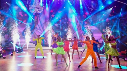 Amira Pocher lächelt Oliver Pocher an