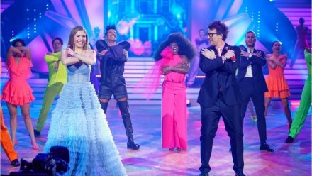 Amira Pocher lächelt Oliver Pocher an