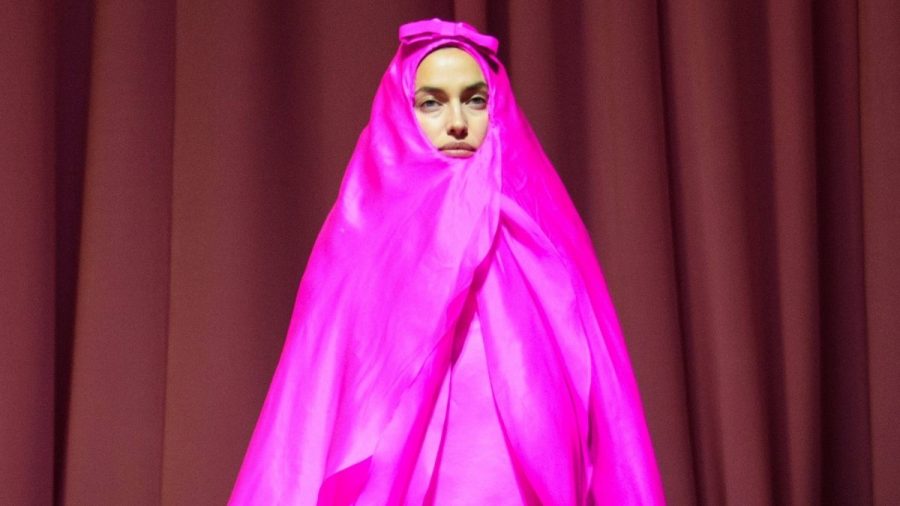 Irina Shayk sturmsicher auf dem Catwalk der Londoner Fashion Week: Pretty in Pink? Eher nicht so!