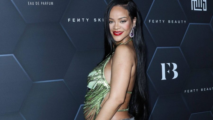 Rihanna: Ein Promi macht ihren Babybauch-Trend bereits nach