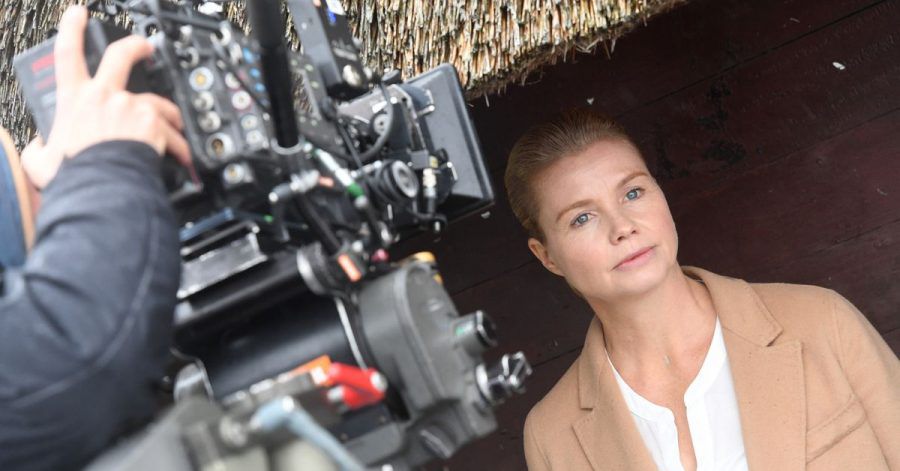 Schauspielerin Annette Frier steht als «Ella Schön» am Set in Dierhagen (Mecklenburg-Vorpommern).