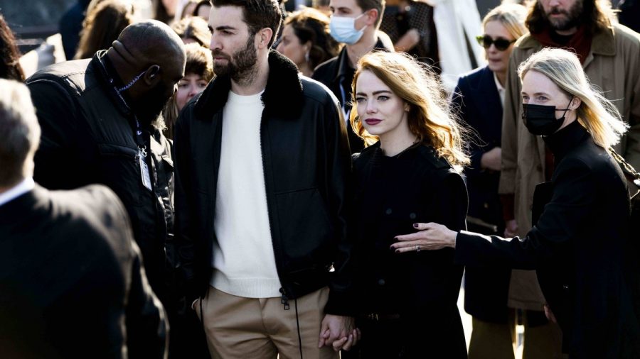 Hand in Hand bei der Pariser Fashion Week: Emma Stone und Ehemann Dave McCary. (eee/spot)