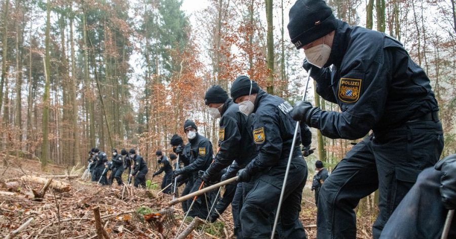 Polizisten durchsuchen ein Waldstück in Kipfenberg. Hier wurde im November 2021 ein menschlicher Knochen gefunden, der Sonja Engelbrecht zugeordnet werden konnte.