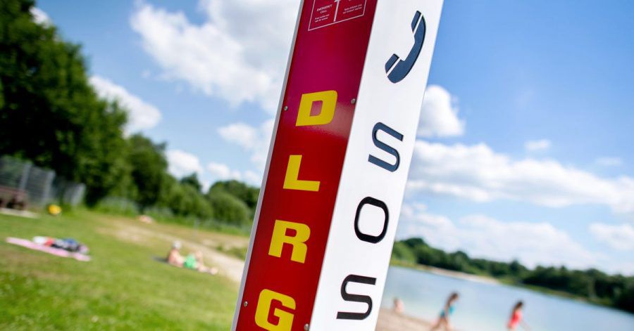 Eine Notrufsäule der DLRG an einem Badesee im Ortsteil Veenhusen im niedersächsischen Moormerland.
