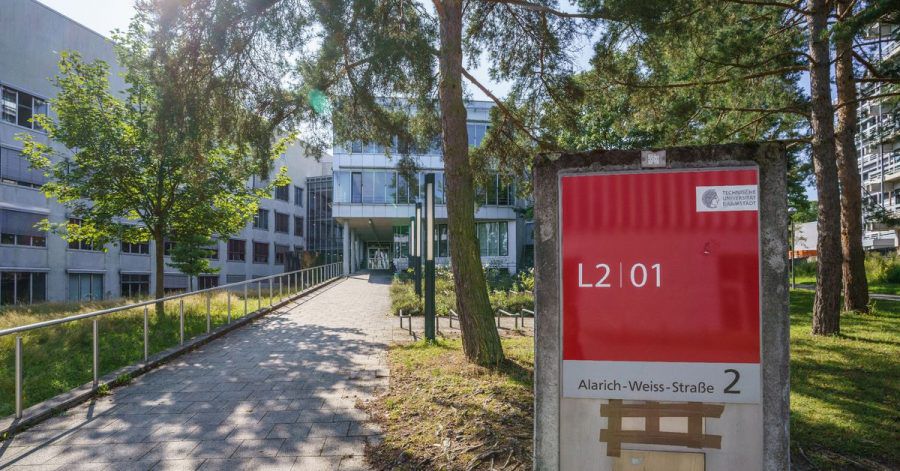 Auf dem Campus Lichtwiese der Technischen Universität Darmstadt hat eine Frau mutmaßlich einen Gilftanschlag verübt.