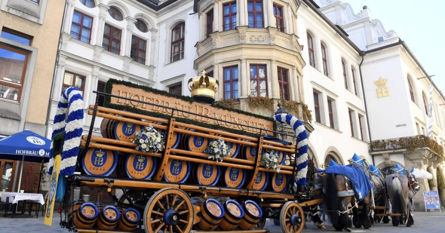 Eine Brauereikutsche steht vor dem Hofbräuhaus in München.