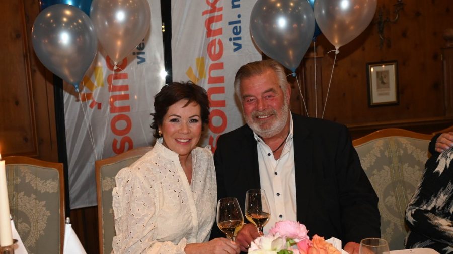 Iris Dahlke und Harry Wijnvoord strahlen bei ihrem Pre-Wedding-Dinner in München. (eee/spot)