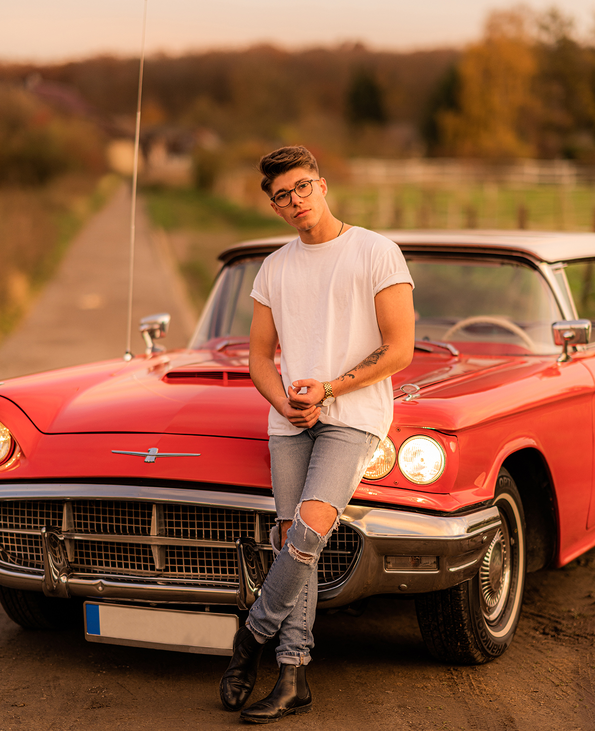 Davin Herbrüggen steht vor einem Auto