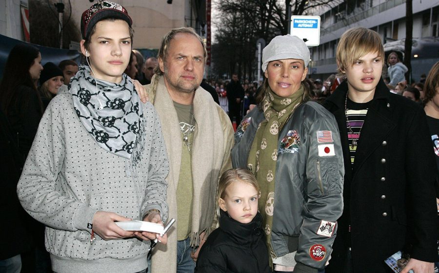 Natascha Ochsenknecht und ihre Familie posieren auf einer Filmpremiere