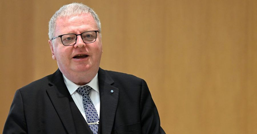 Clemens Lückemann, Leiter einer Expertenkommission, trägt die Ergebnisse seiner Kommission vor.