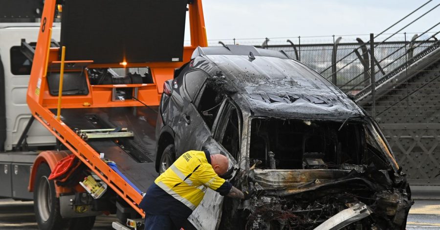 Nur noch ein Stück Wrack: Eines der Fahrzeuge ging nach dem Unfall sofort in Flammen auf.