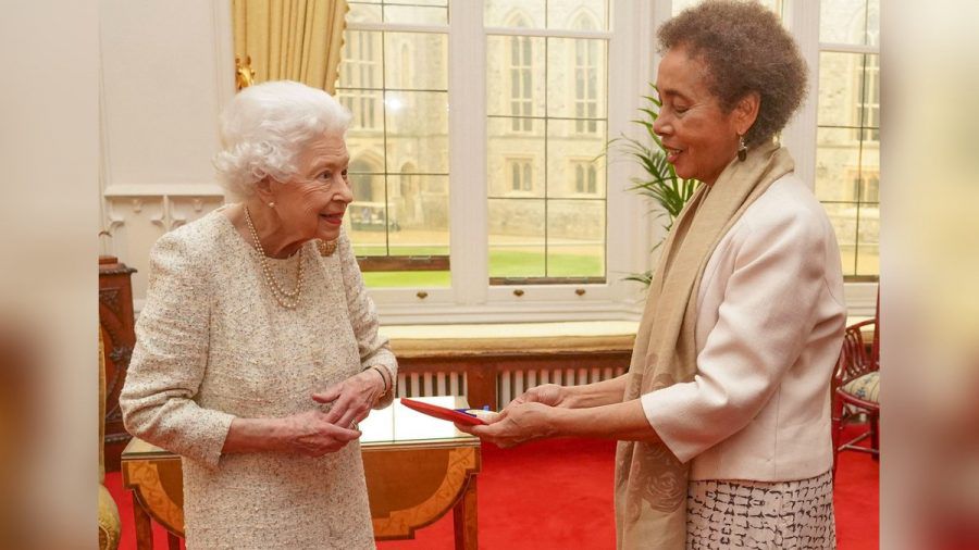 Die Queen mit der Schriftstellerin Grace Nichols auf Schloss Windsor. (hub/spot)