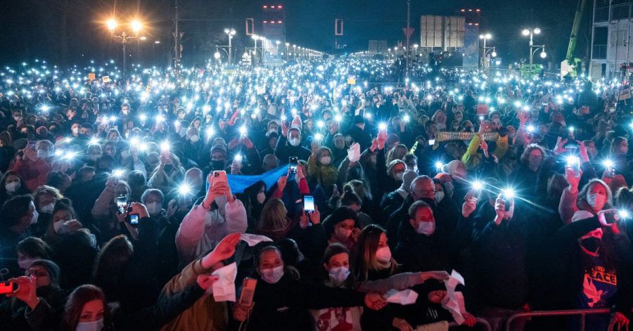 Zahlreiche Zuschauer leuchten mit ihren Handy-Taschenlampen bei «Sound of Peace» am Brandenburger Tor.