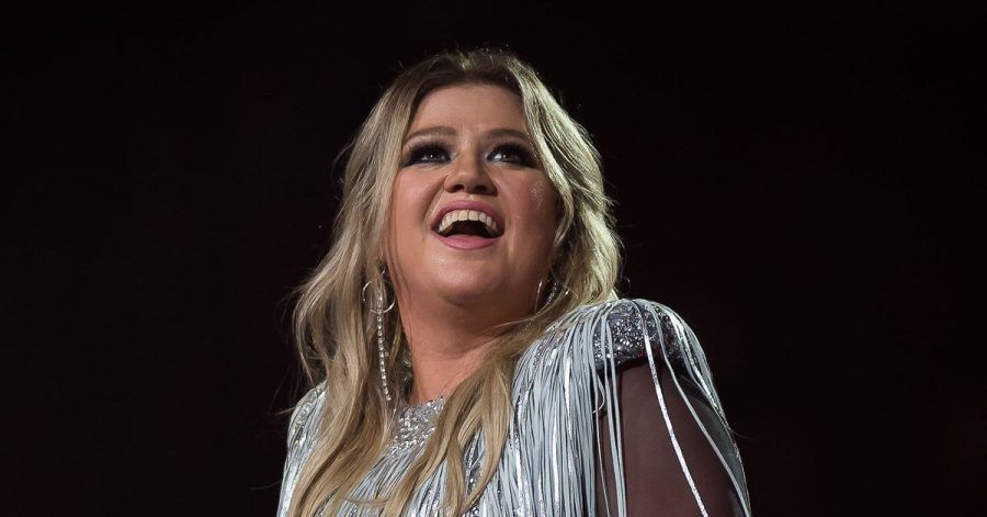Kelly Clarkson moderiert zusammen mit Snoop Dogg den American Song Contest.