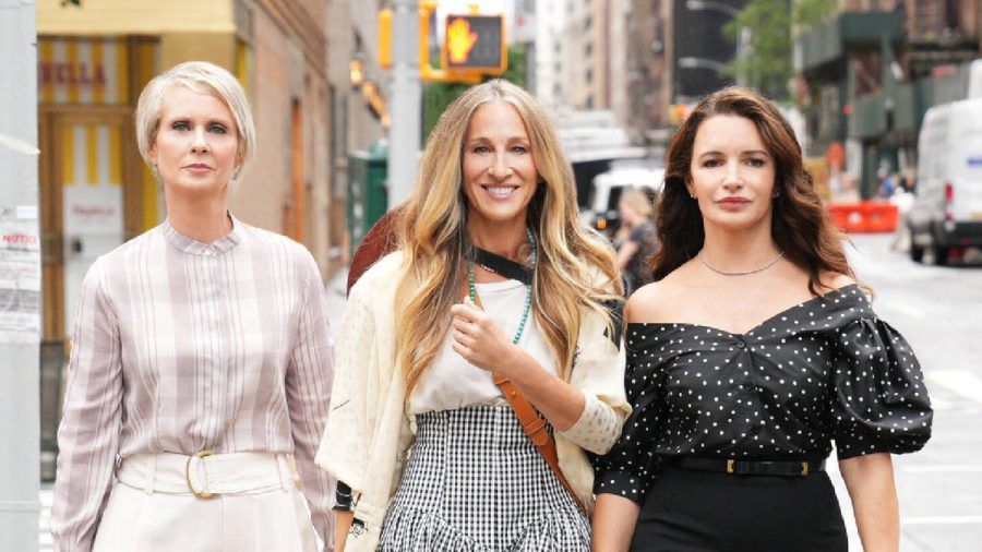 Cynthia Nixon, Sarah Jessica Parker und Kristin Davis (v.l.) in "And Just Like That...". (mia/wue/spot)