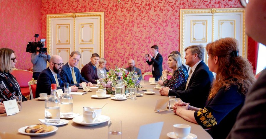 Der niederländische König Willem-Alexander (3.v.r) und Königin Maxima (4.v.r) unterhalten sich mit Ukrainern.