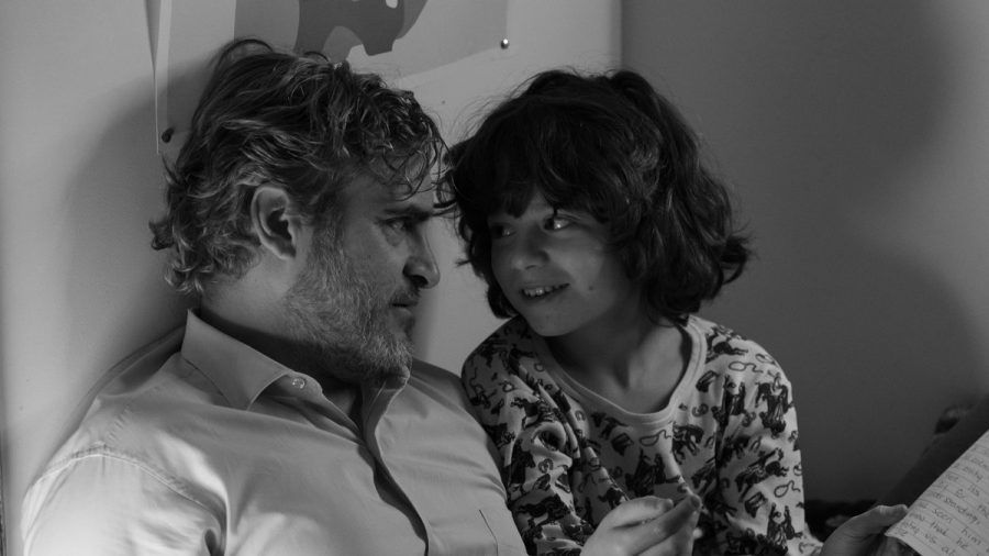 "Come on, Come on": Johnny (Joaquin Phoenix) und sein Neffe Jesse (Woody Norman). (ili/spot)