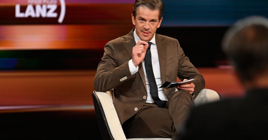 Markus Lanz sitzt bei der Moderation seiner gleichnamigen Sendung im Studio (undatierte Aufnahme).