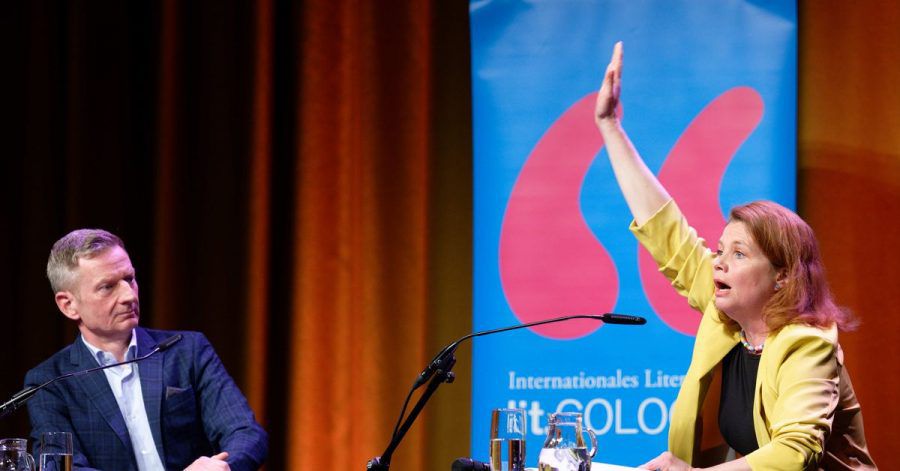 Die Schauspieler Annette Frier (r) und Michael Kessler (l) sitzen bei einer Veranstaltung des Literaturfestivals lit.COLOGNE auf der Bühne.