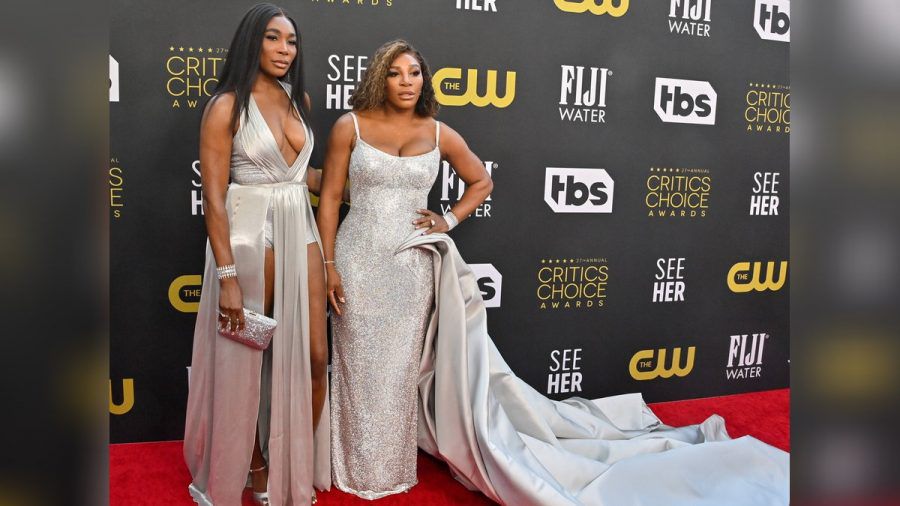 Die Tennis-Schwestern Venus und Serena Williams (r.) funkelten bei den Critics Choice Awards in Los Angeles im Silber-Doppel. (jes/spot)