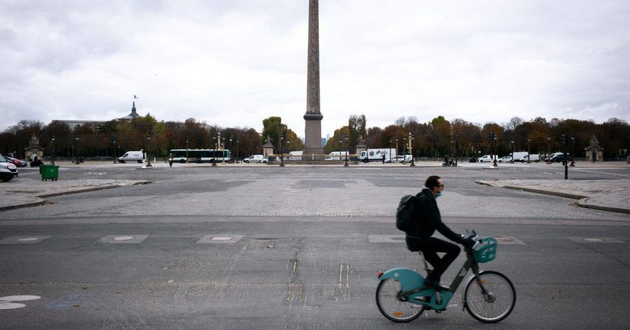 Der fast menschenleere Place de la Concorde in Paris im Lockdown 2020. Dort hat jetzt eine Frau ihr Kind geboren.