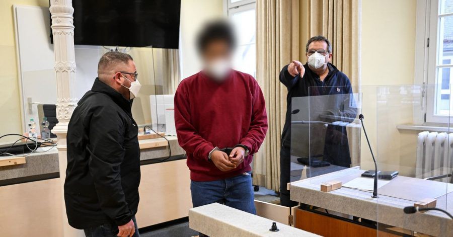 Der Angeklagter (m.) im Gerichtssaal in Ravensburg.
