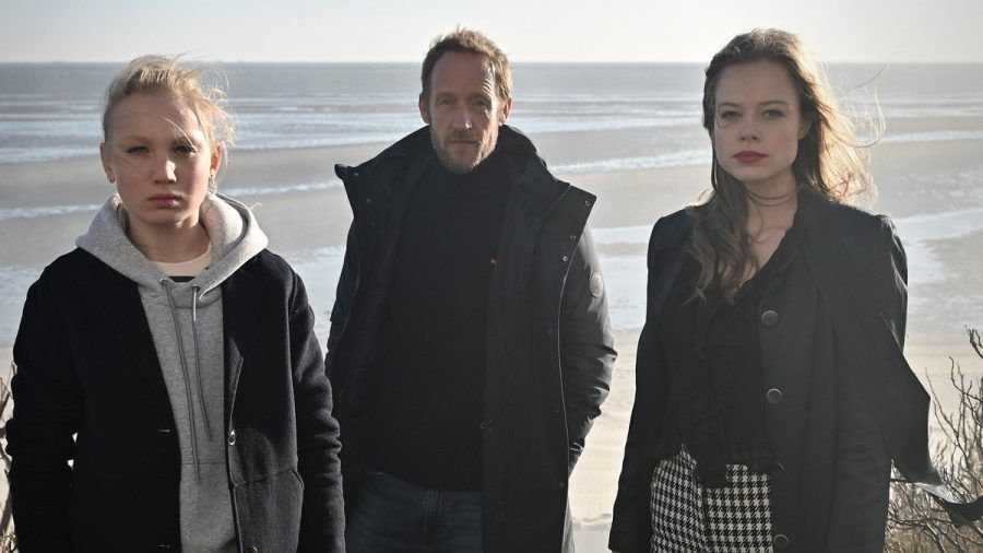 Die drei zentralen Figuren in "Die Therapie": Tochter Josy (Helena Zengel), Vater Viktor Larenz (Stephan Kampwirth) und die mysteriöse Anna (Emma Bading). (stk/spot)
