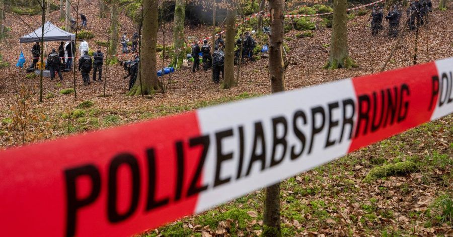 Poizisten suchen ein Gebiet den Wald nach Überresten der seit 1995 vermissten und vermutlich ermordeten Münchnerin Sonja Engelbrecht.