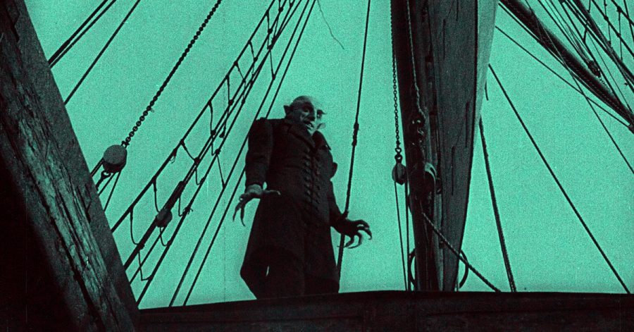 Graf Orlok (Max Schreck) kommt in Wisborg an; mit ihm auf dem Schiff die pestbringenden Ratten.
