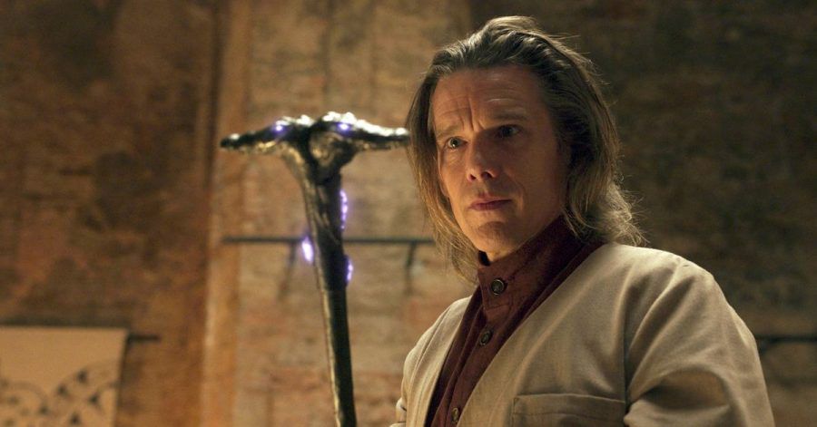 Ethan Hawke als Arthur Harrow in einer Szene der Marvel-Serie «Moon Knight» (undatierte Filmszene).