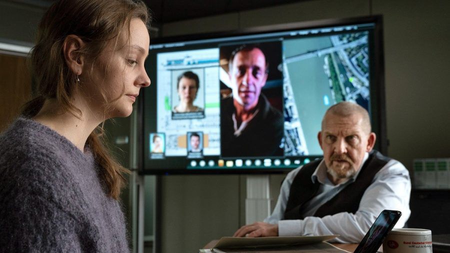 "Tatort: Hubertys Rache": Kommissar Freddy Schenk (Dietmar Bär) und Jana Künitz (Mathilde Bundschuh) im Polizeipräsidium. (ili/spot)