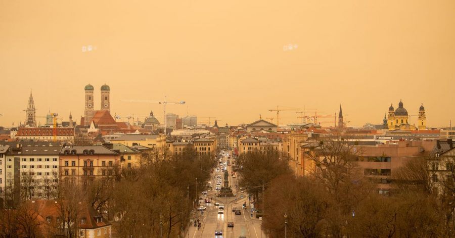 Eine Stadt in gelb und orange. Staub aus der afrikanischen Wüste färbt den Himmel in München.