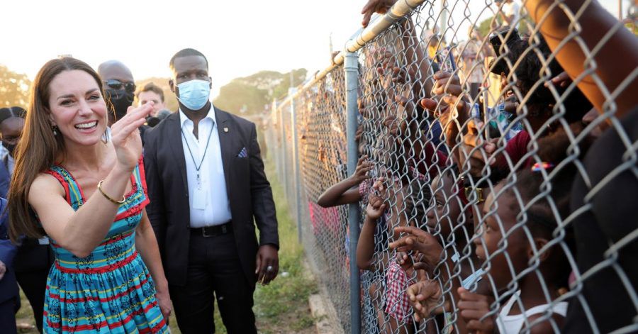Die Herzogin von Cambridge winkt Kindern während eines Besuchs in Trench Town, dem Geburtsort des Reggae in Kingston, Jamaika, am vierten Tag ihrer Tour durch die Karibik im Namen der Königin anlässlich ihres Platinjubiläums zu.