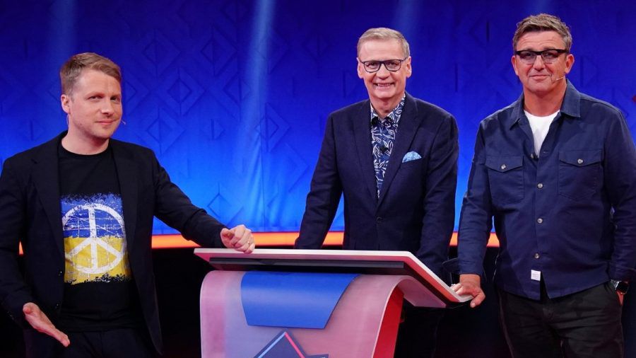 Oliver Pocher (li.) führt durch das Quiz-Duell zwischen Günther Jauch und Hans Sigl (re.). (eee/spot)