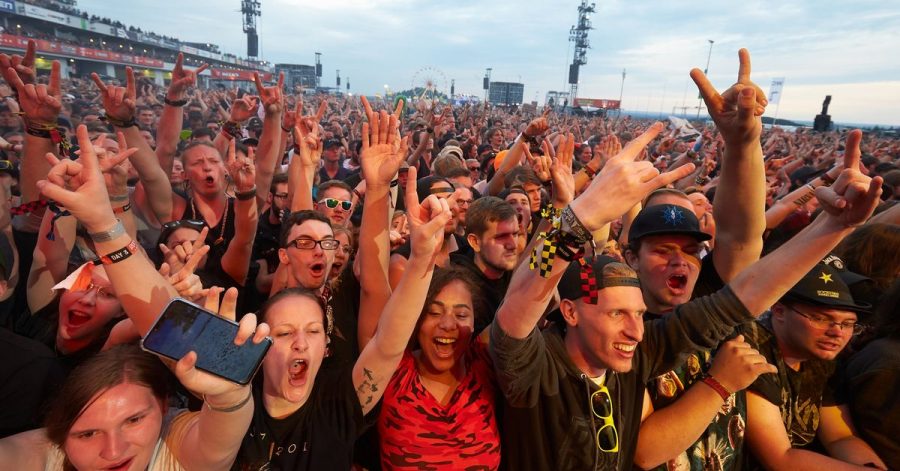 Musikfans jubeln auf dem Gelände des bislang letzten Festivals "Rock am Ring" 2019 in der Eifel.