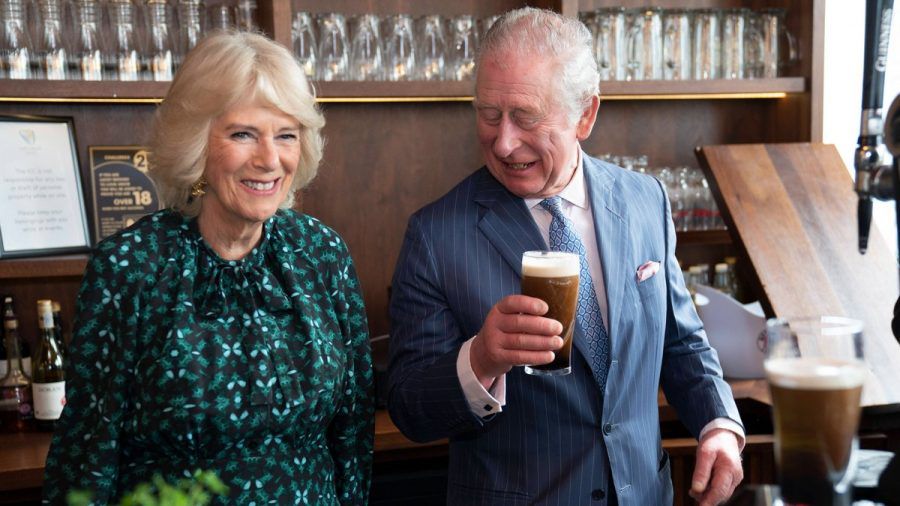 Herzogin Camilla und Prinz Charles haben offenbar eine Vorliebe für irisches Bier. (eee/spot)