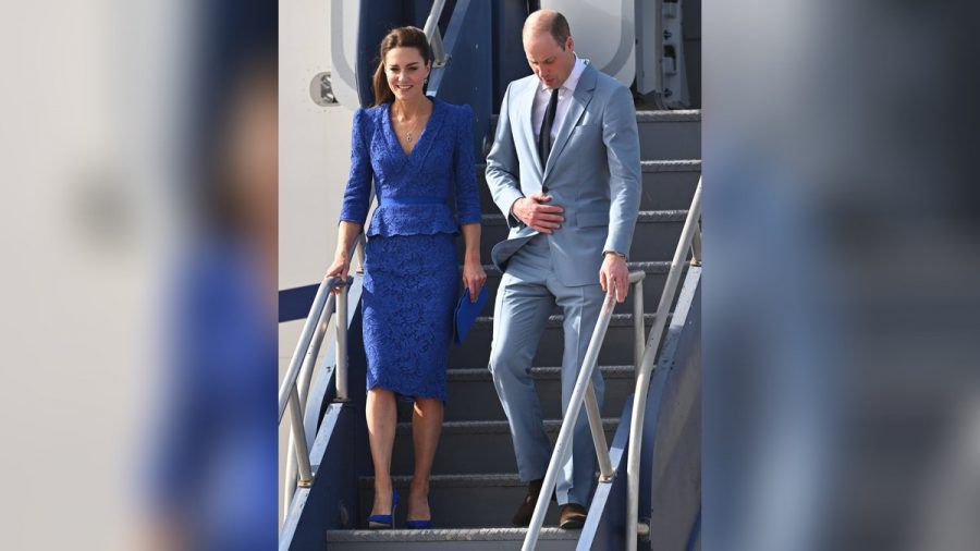 Herzogin Kate und Prinz William entsteigen in Belize einem Flugzeug der britischen Regierung. (dr/spot)