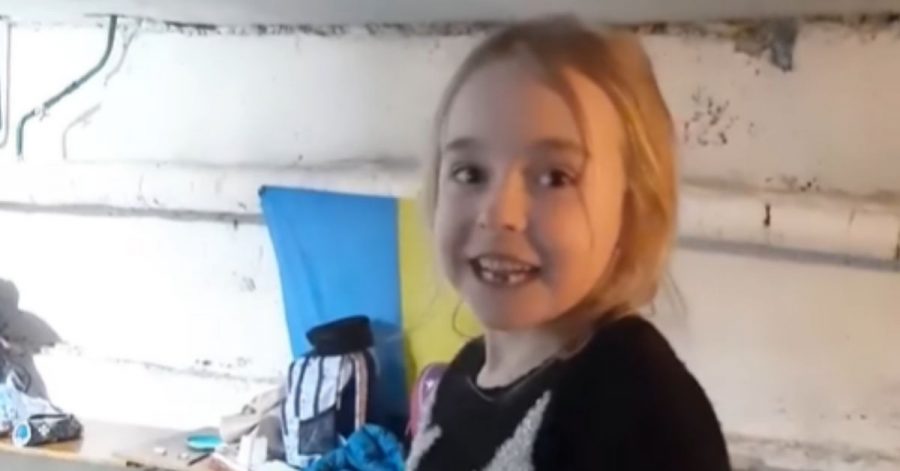 Das Mädchen namens Amelia ist in dem viralen Video in einer Art Keller zu sehen - mutmaßlich ein Versteck vor den russischen Bombardements.