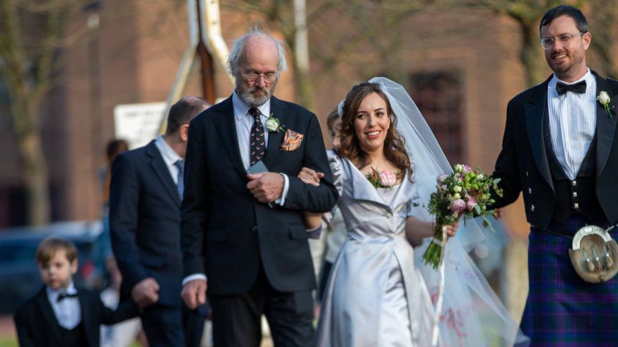 Stella Moris im Brautkleid vor dem Gefängnis, in dem ihr nun Ehemann Julian Assange einsitzt. (stk/spot)