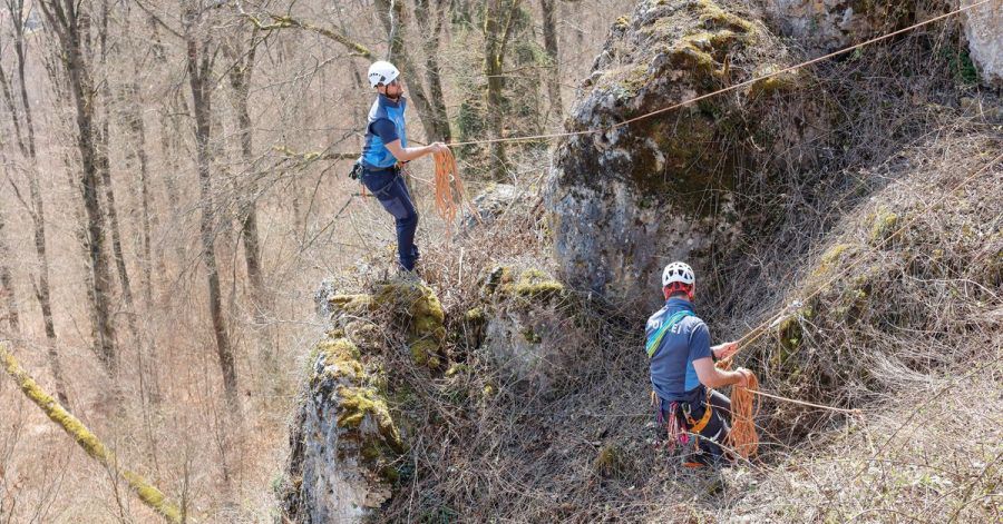 Kletter-Spezialisten der Polizei sind im Einsatz bei einer Suchaktion im Fall Sonja Engelbrecht in einem Wald Nähe Kipfenberg im Landkreis Eichstätt.