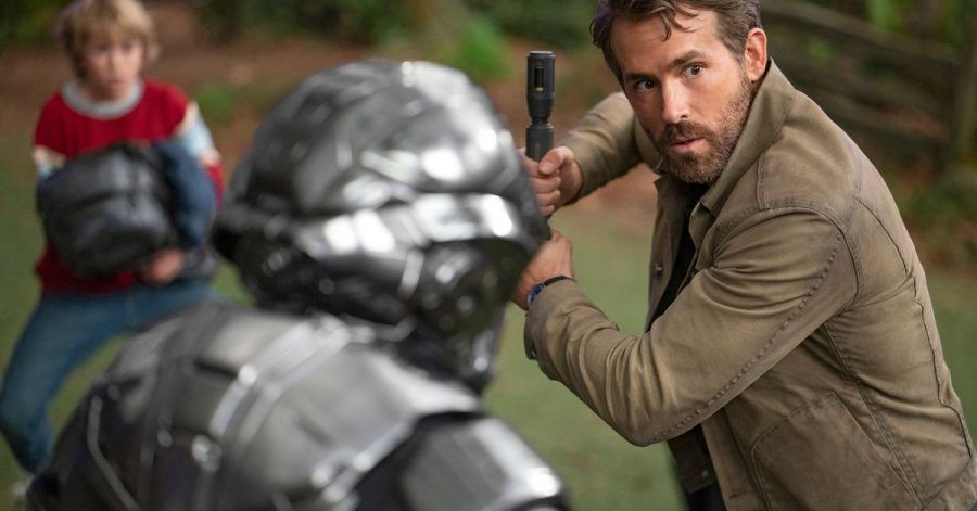 Ryan Reynolds als Adam Reed (r) in einer Szene aus «The Adam Project» (undatiert). Das US-amerikanische Science-Fiction-Abenteuer ist derzeit bei Netflix zu sehen.